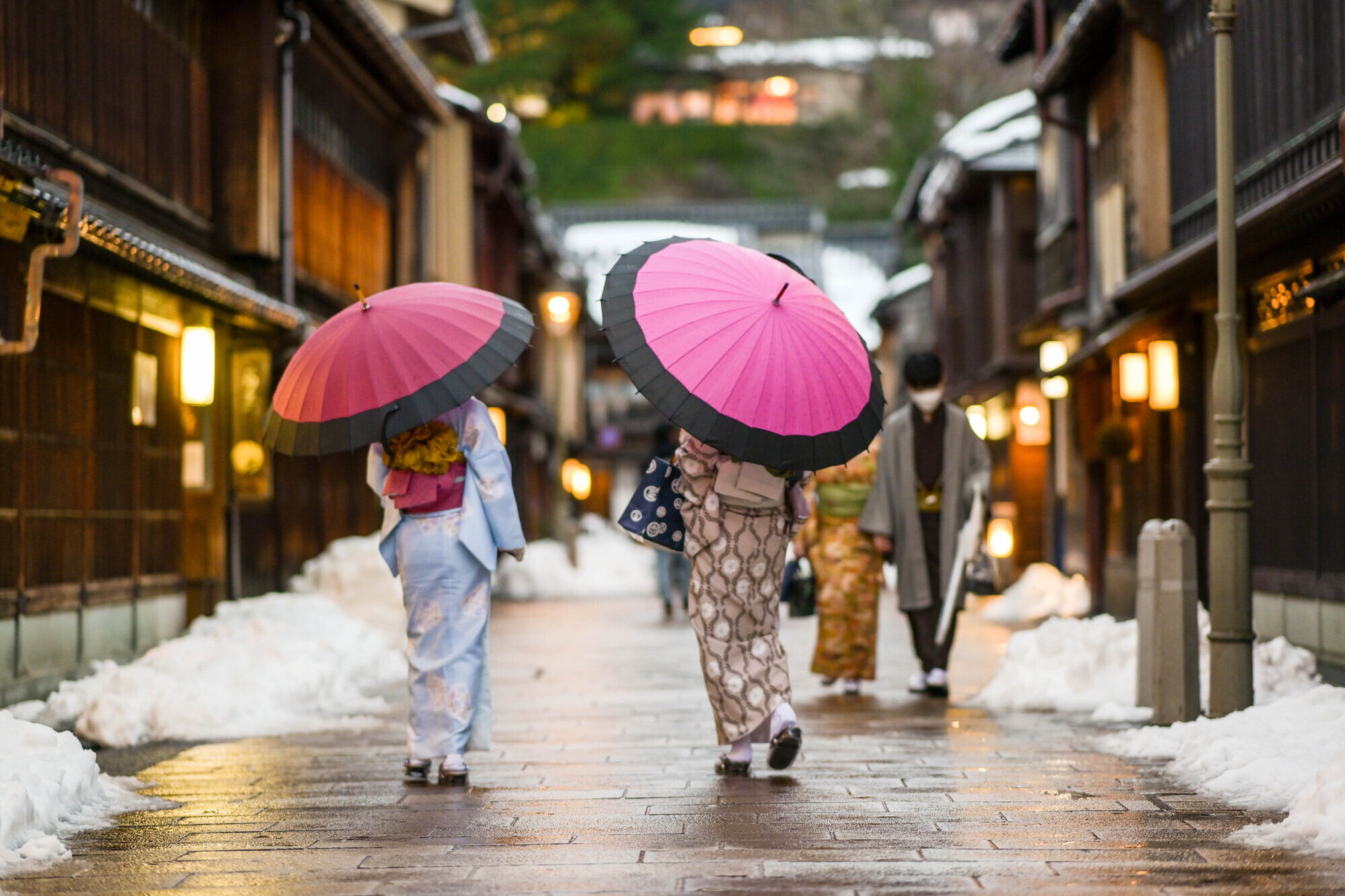 3-3. In Omicho Market: Consideration for Not Disturbing the "Citizens' Kitchen"