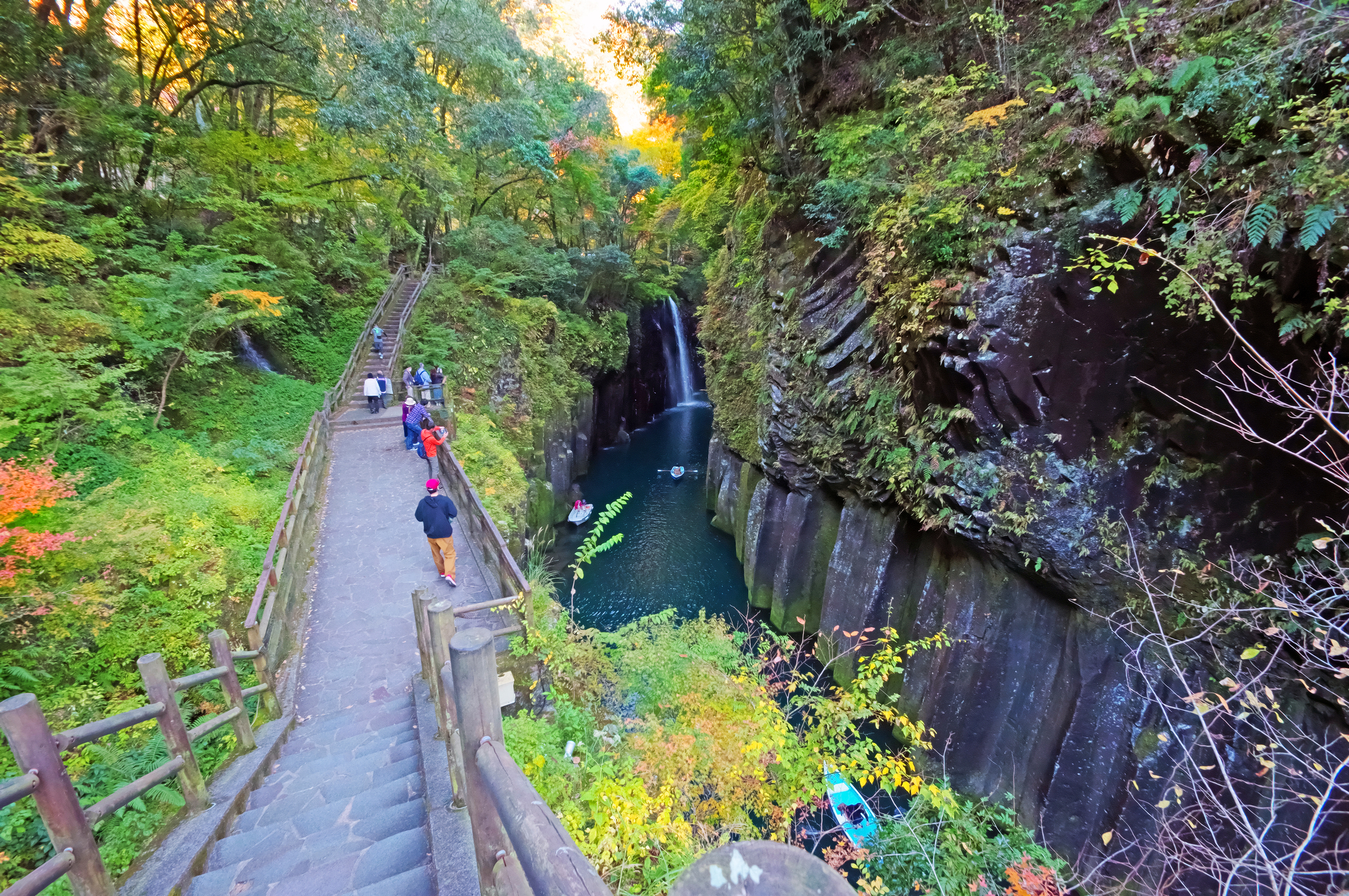 3-1. Takachiho Gorge Area: Manners for Rental Boats and the Promenade