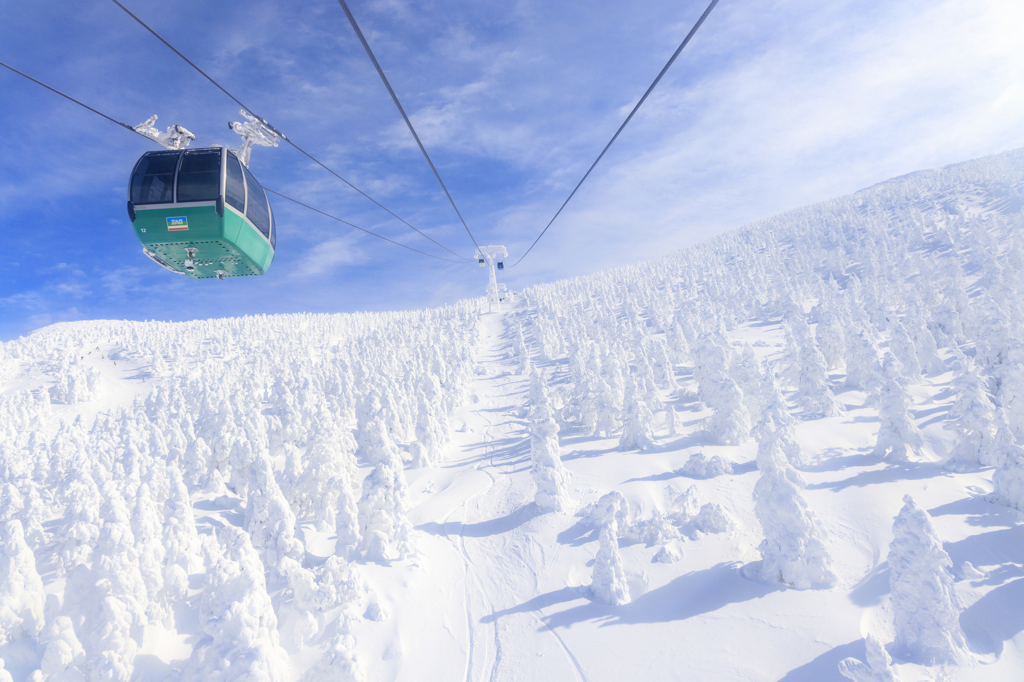 3-7. On the Ropeway: The Gondola to the Summit is a Shared Space