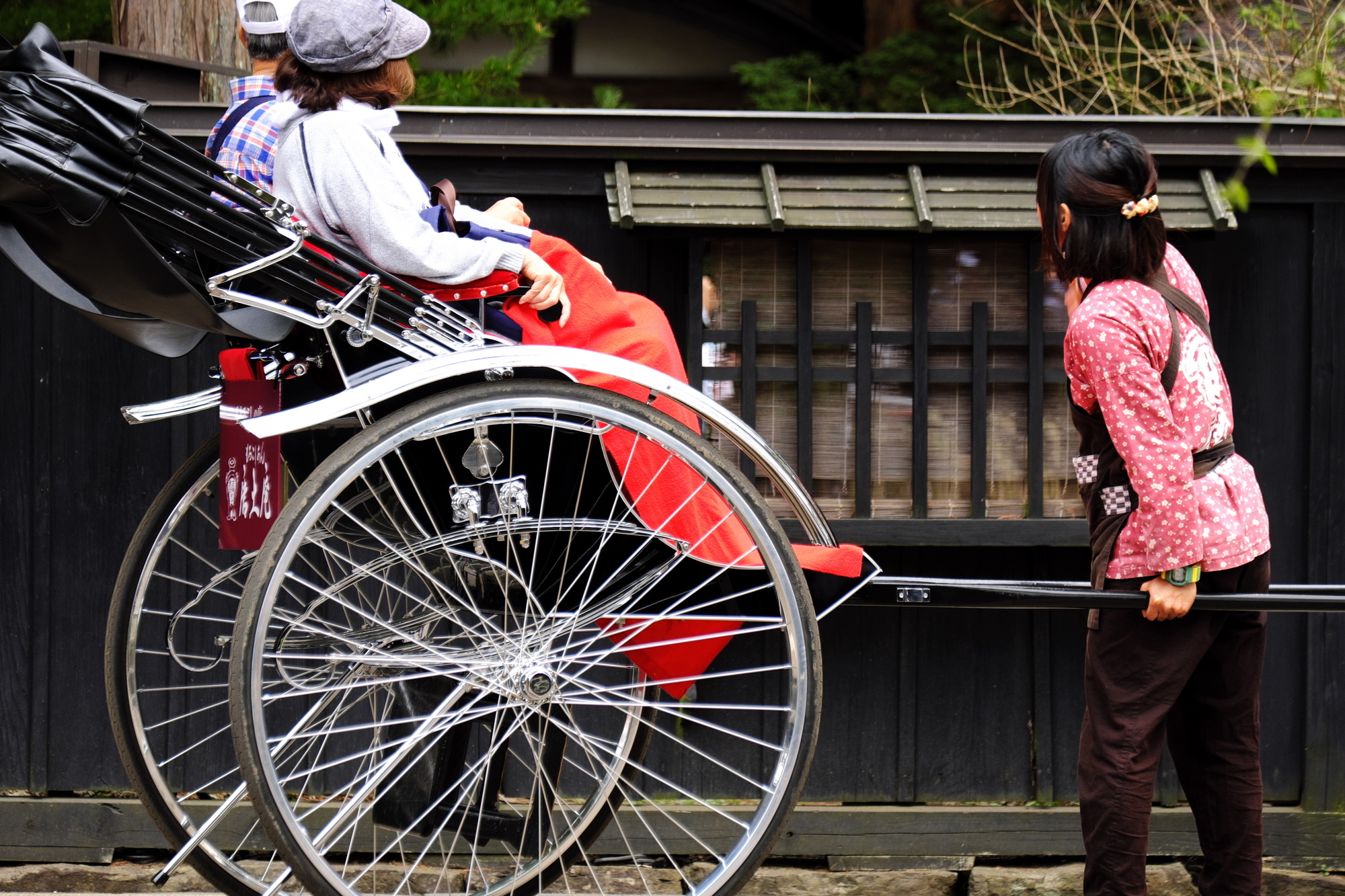 2-2. Getting Around Kakunodate: Exploring the Samurai District on Foot or by Rickshaw